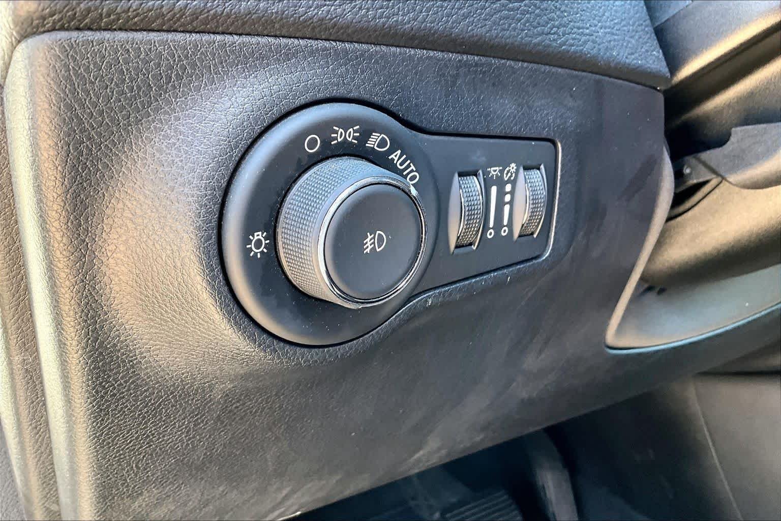 Used 2019 White Clearcoat Jeep Limited image 30