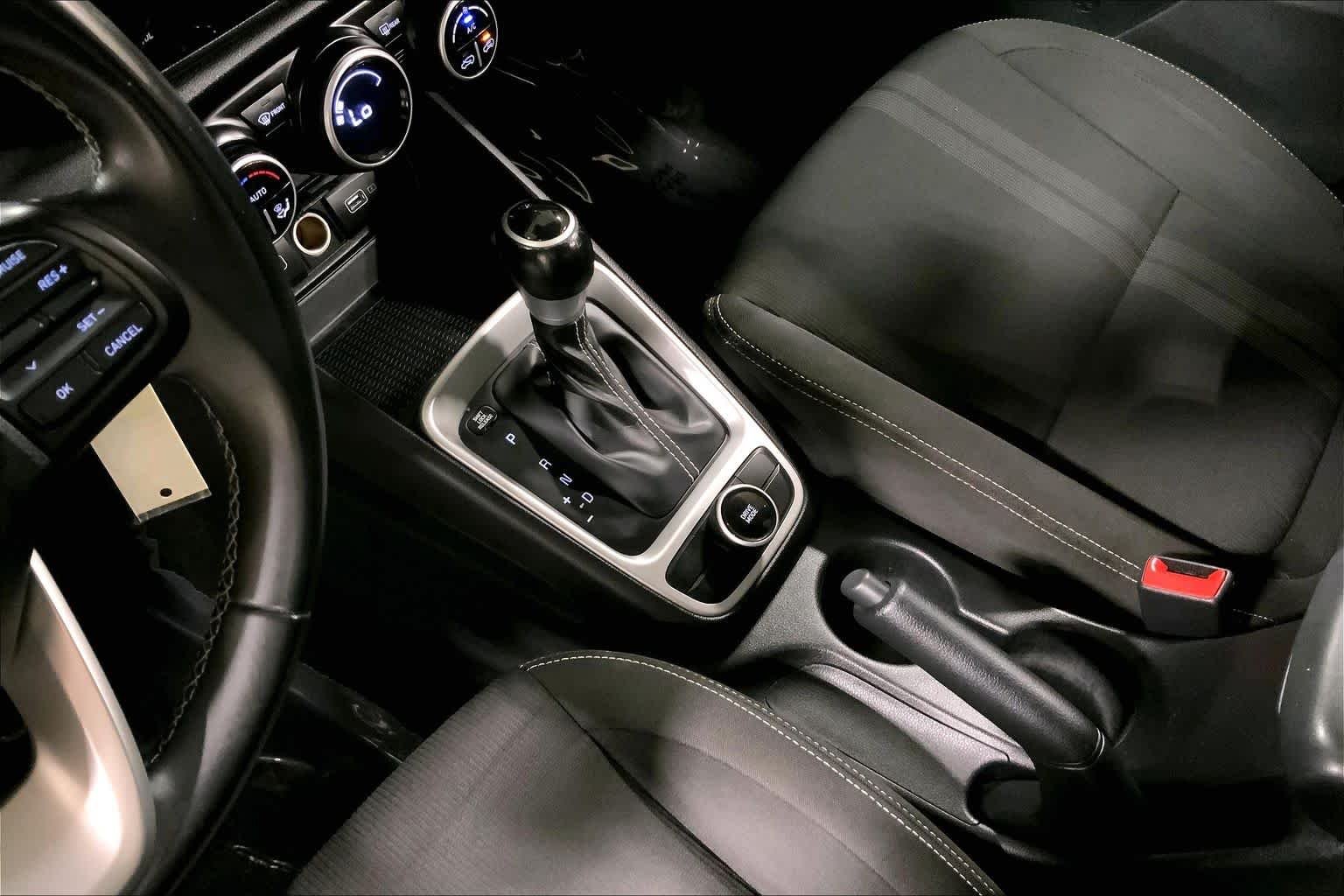 Used 2022 Black Noir Pearl Hyundai SEL image 17