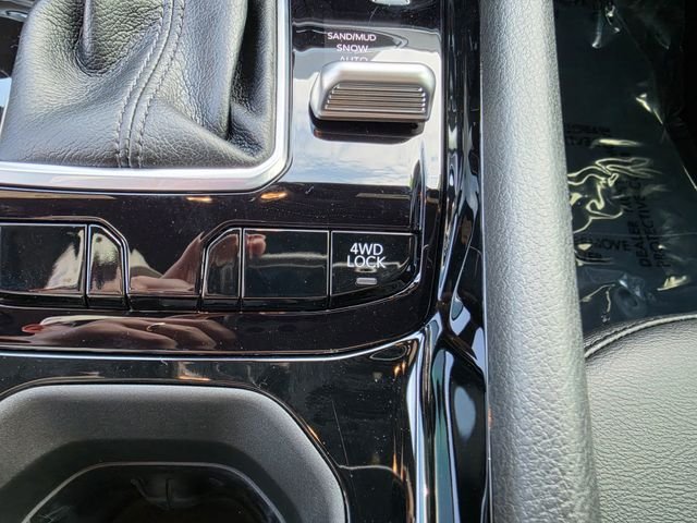 New 2026 Diamond Black Crystal Pearl-Coat Exterior Paint Jeep Limited image 22