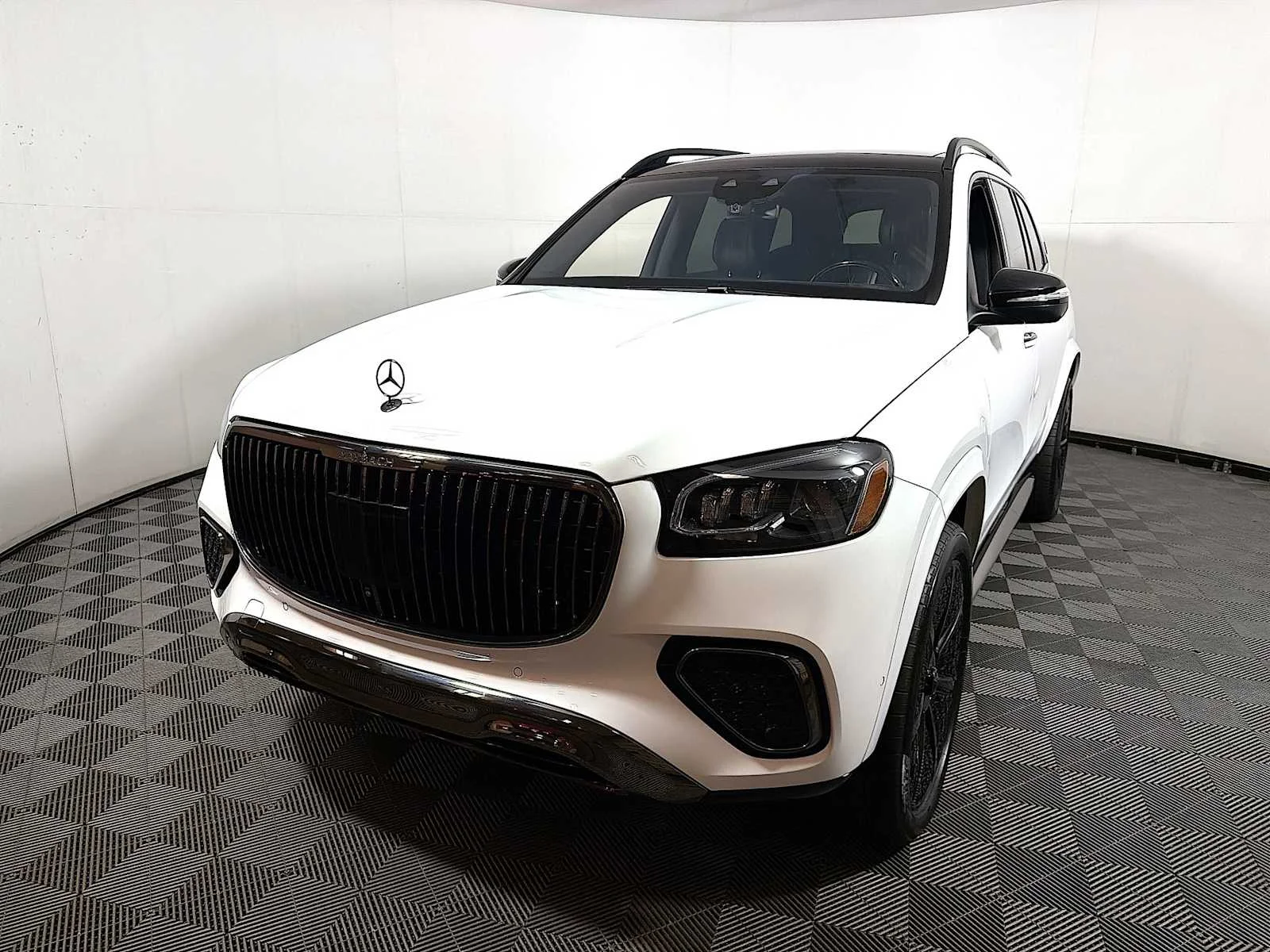 Used 2025 MANUFAKTUR Moonlight White Metallic Mercedes-Benz Maybach GLS 600 image 3