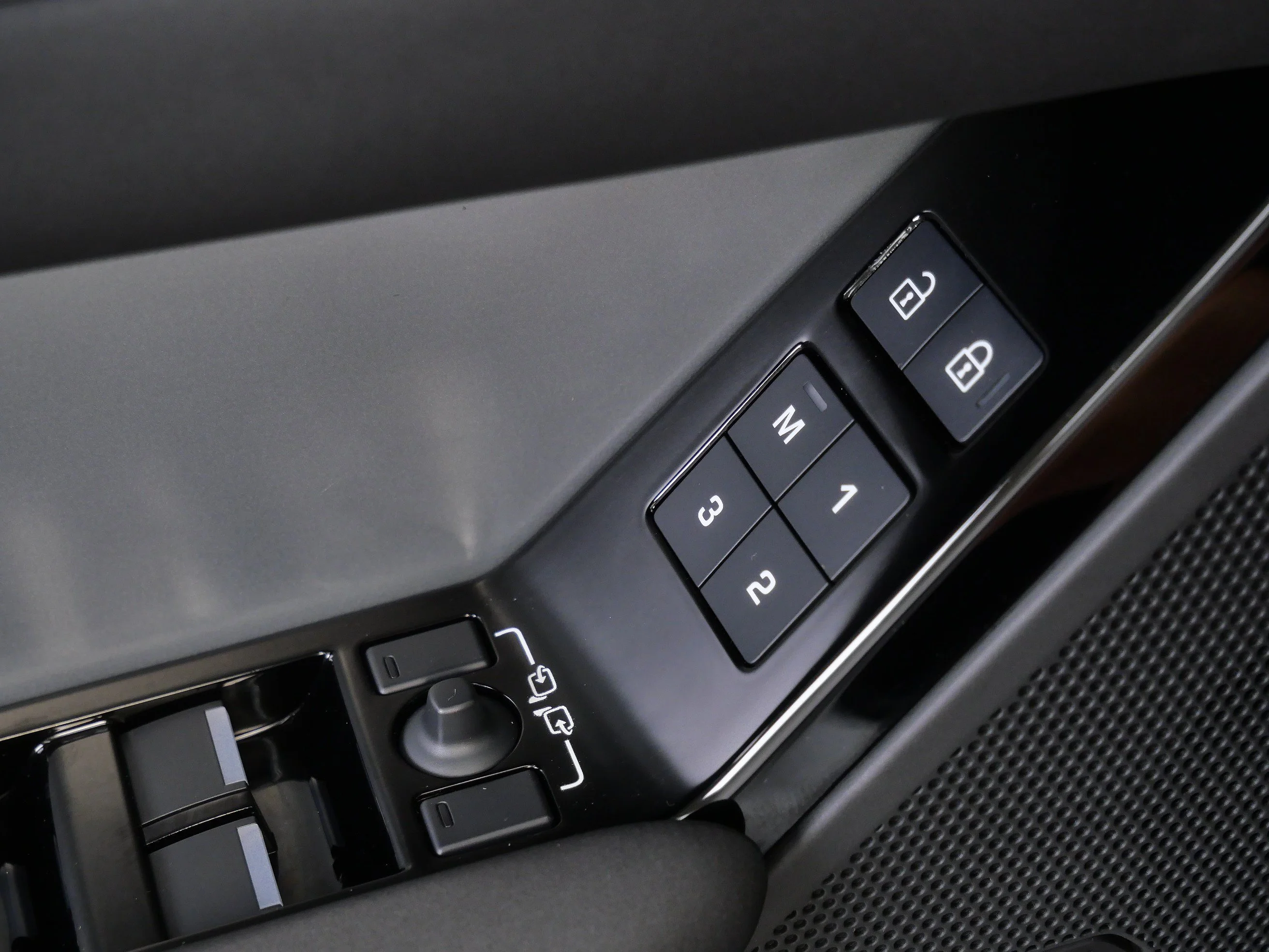 Used 2025 Fuji White Land Rover P250 S image 34