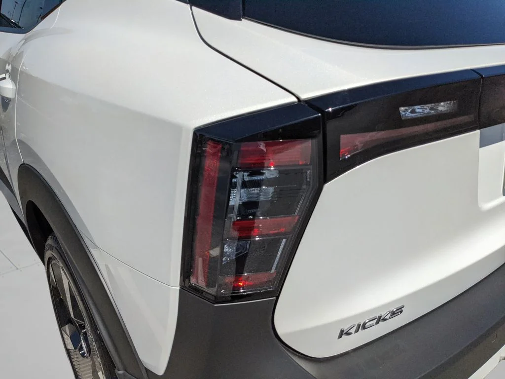 Used 2025 White Nissan SR image 38