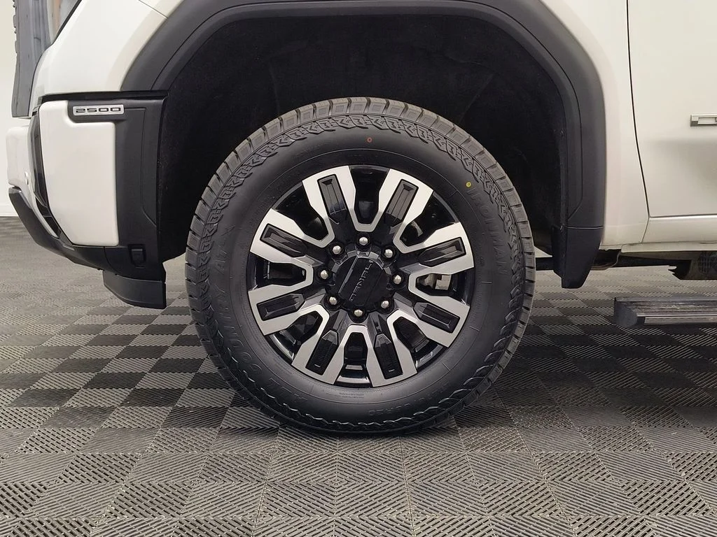 Used 2024 White Frost Tricoat GMC Denali Ultimate image 11