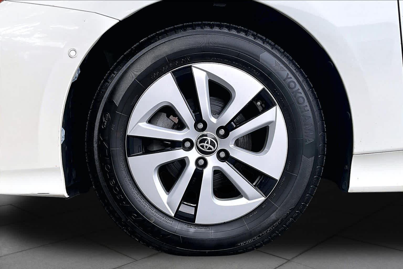 Used 2017 Blizzard Pearl Toyota Two image 11