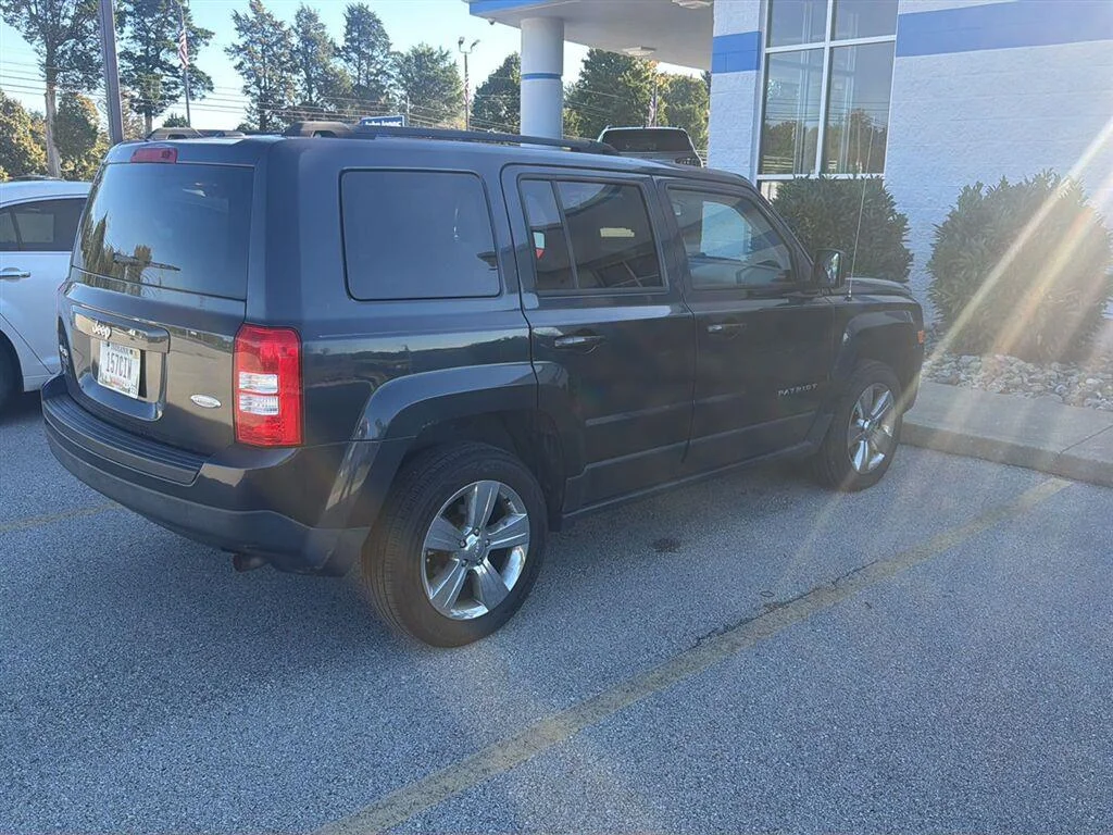 Used 2016 Black Clearcoat Jeep Latitude image 3