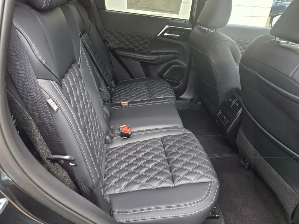 2025 Mitsubishi Outlander Plug-in Hybrid SEL - Photo 8