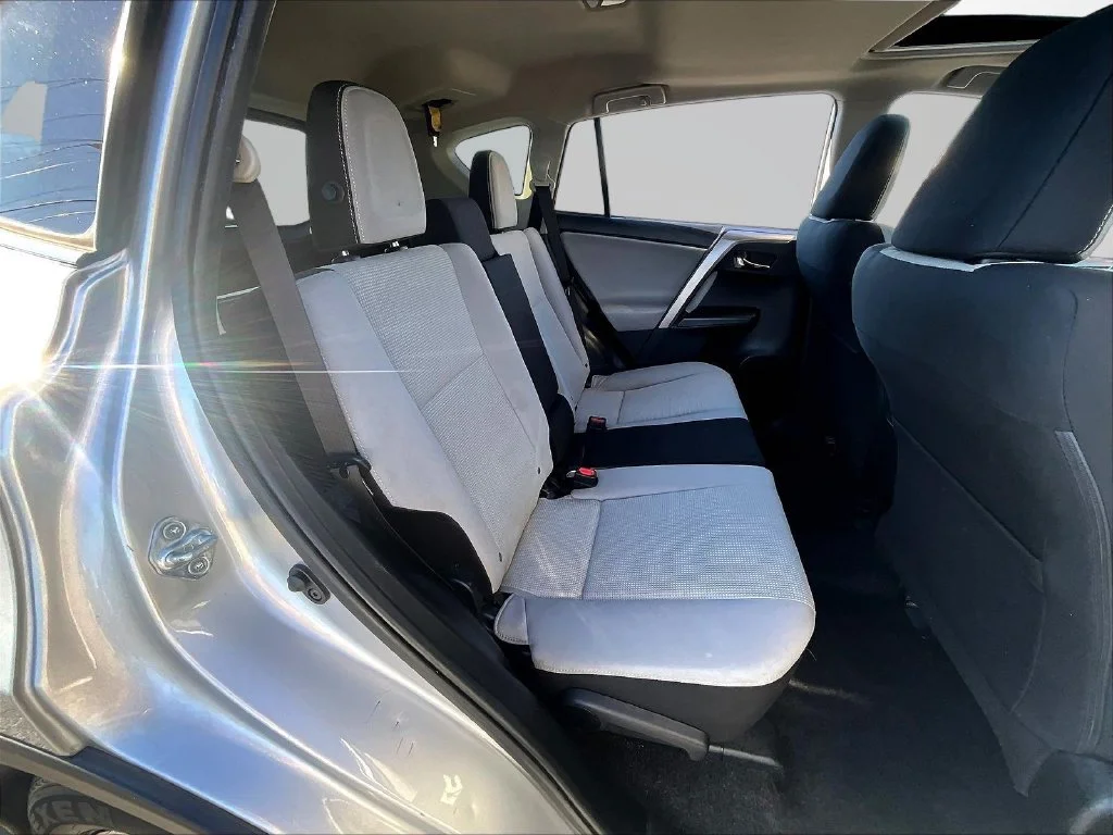 Used 2018 Silver Toyota XLE image 26