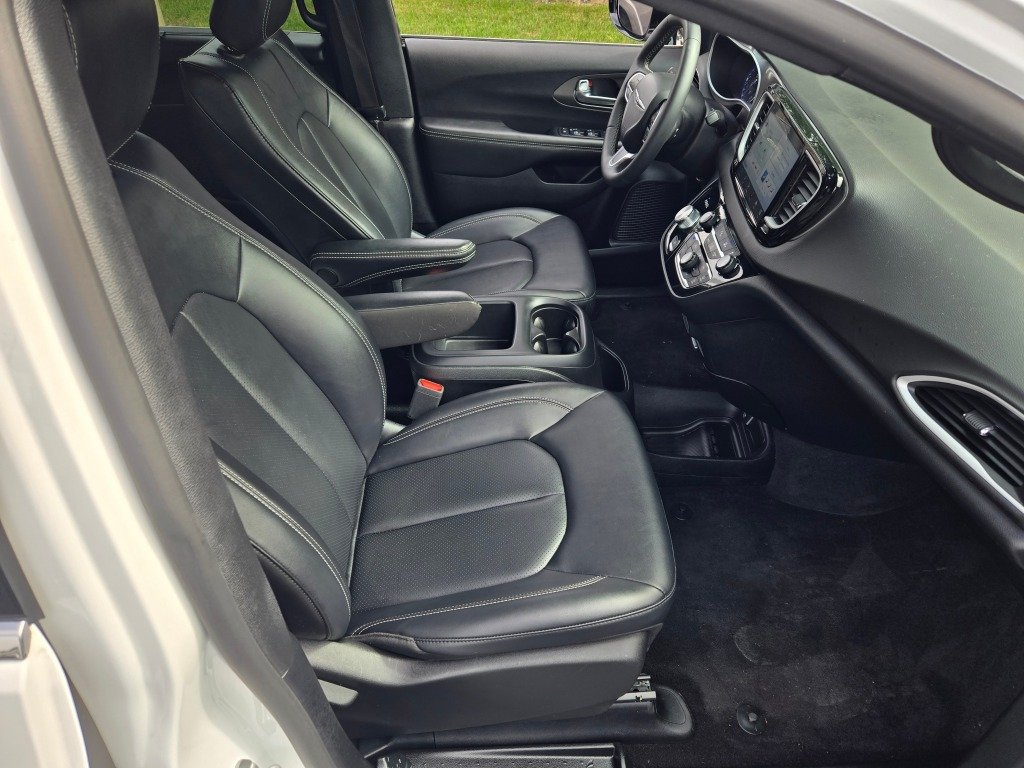 Used 2025 White Chrysler Select image 6