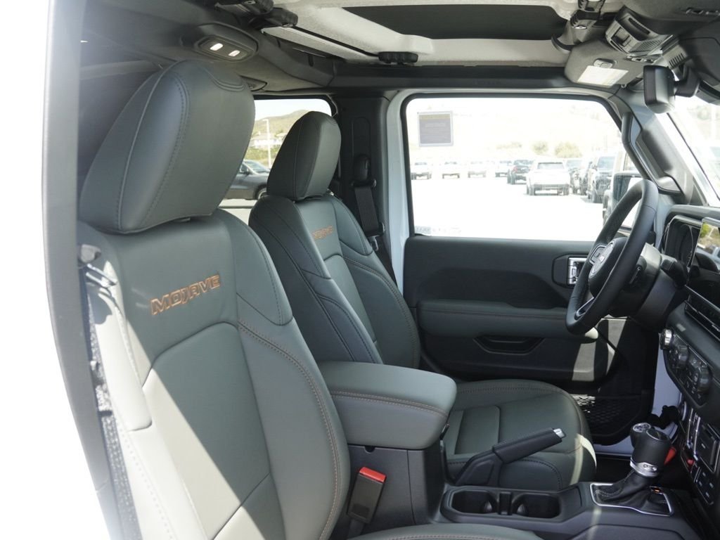 New 2026 Bright White Clear-Coat Exterior Paint Jeep Mojave image 21