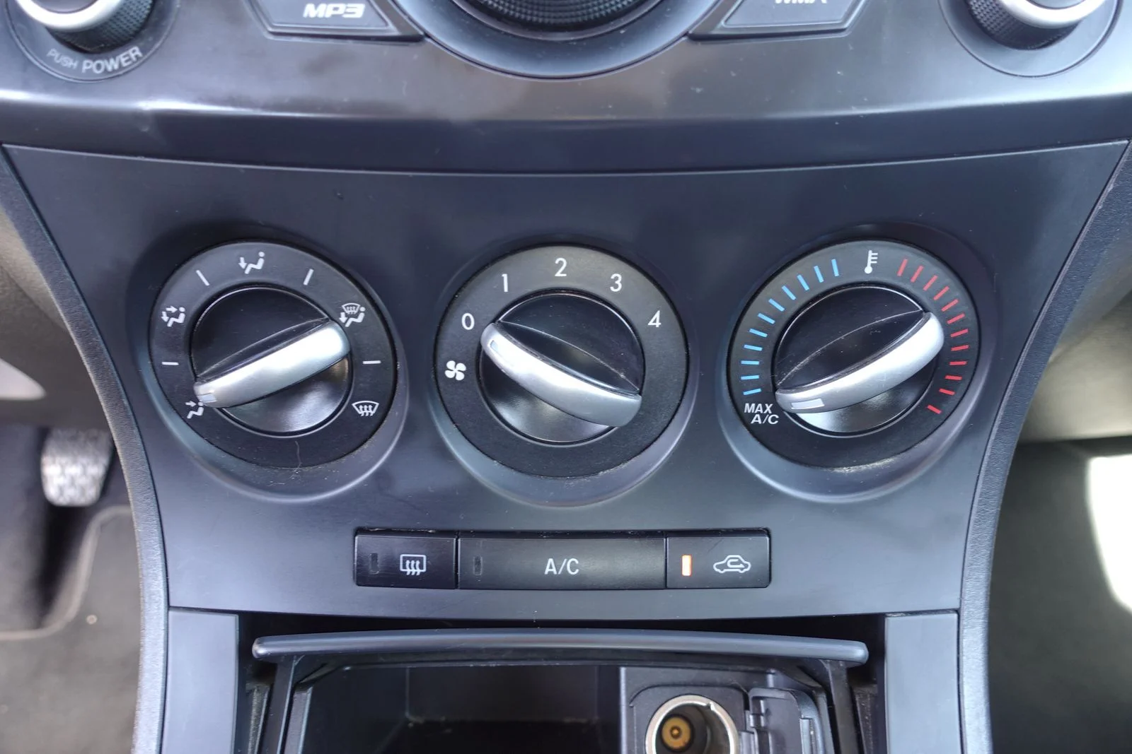 Used 2013 Crystal White Pearl Mica Mazda i SV image 21