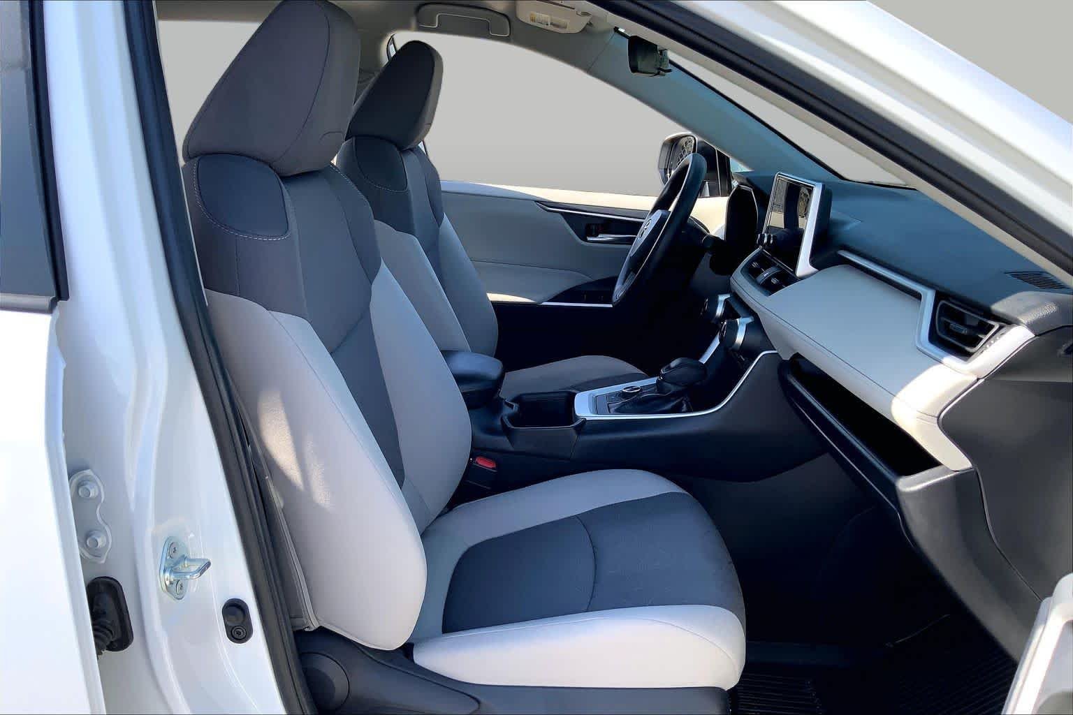 Used 2024 Ice Cap Toyota Hybrid XLE image 9