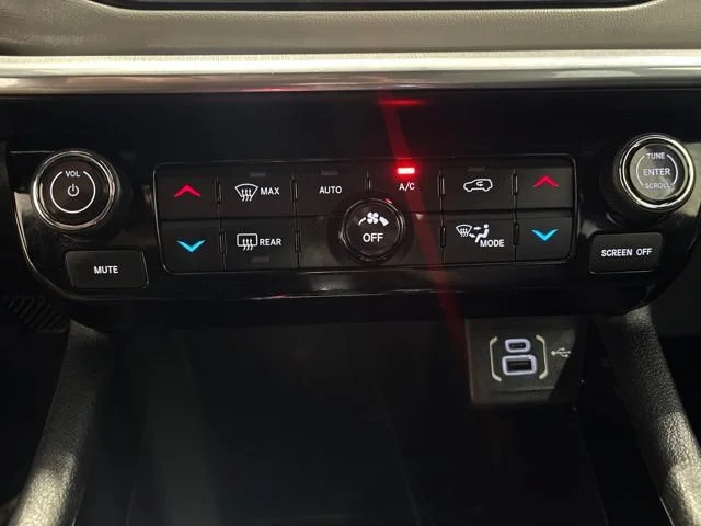 Used 2024  Jeep Limited image 25