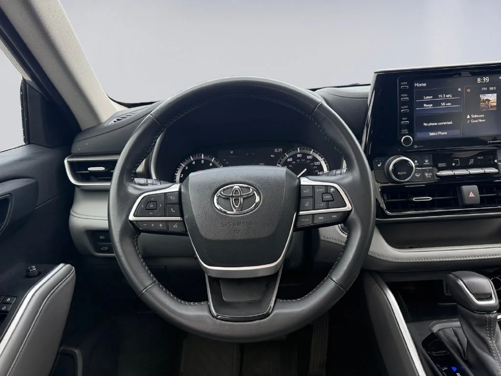 Used 2022 Silver Toyota XLE image 14