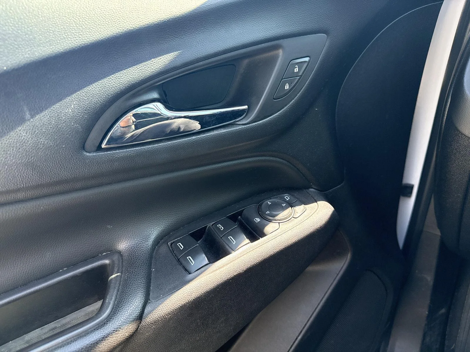 Used 2019 Iridescent Pearl Tricoat Chevrolet LT image 18