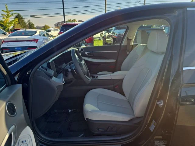 Used 2024 Black Hyundai SEL image 11
