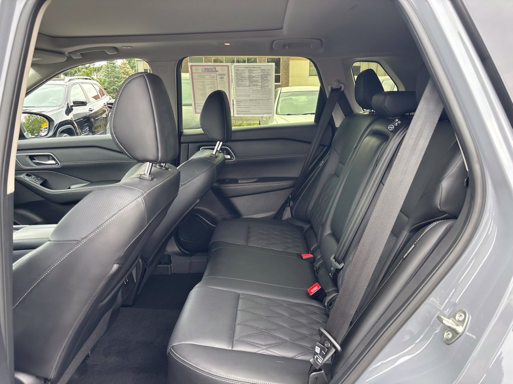 Used 2025 Gray Nissan Platinum image 14