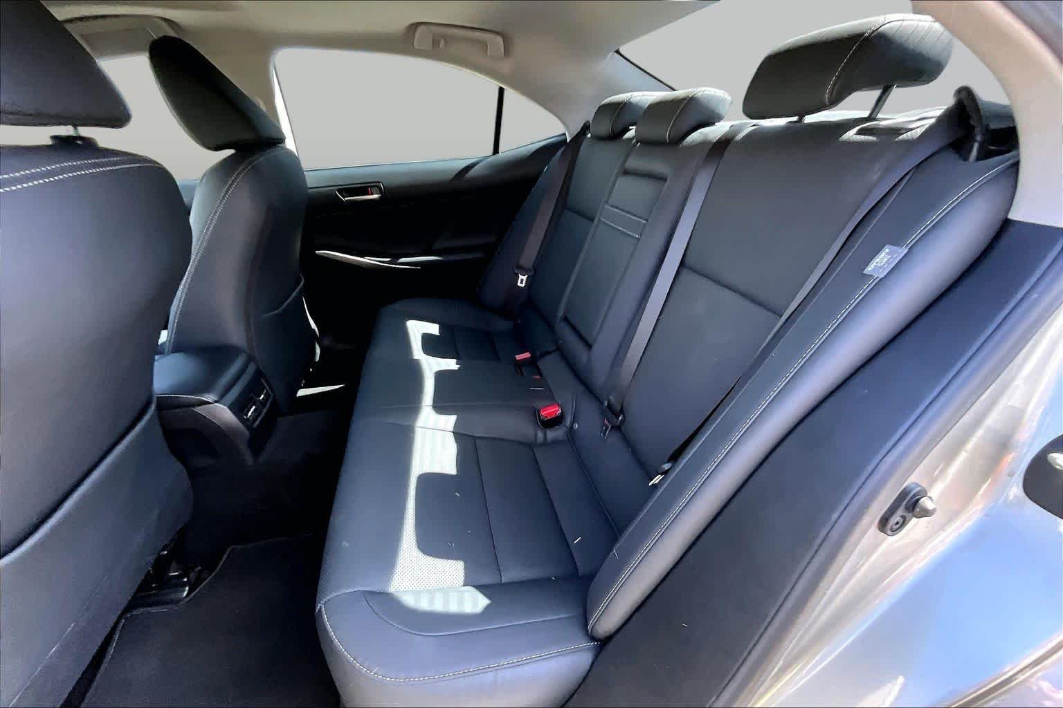 Used 2019 Atomic Silver Lexus  image 21