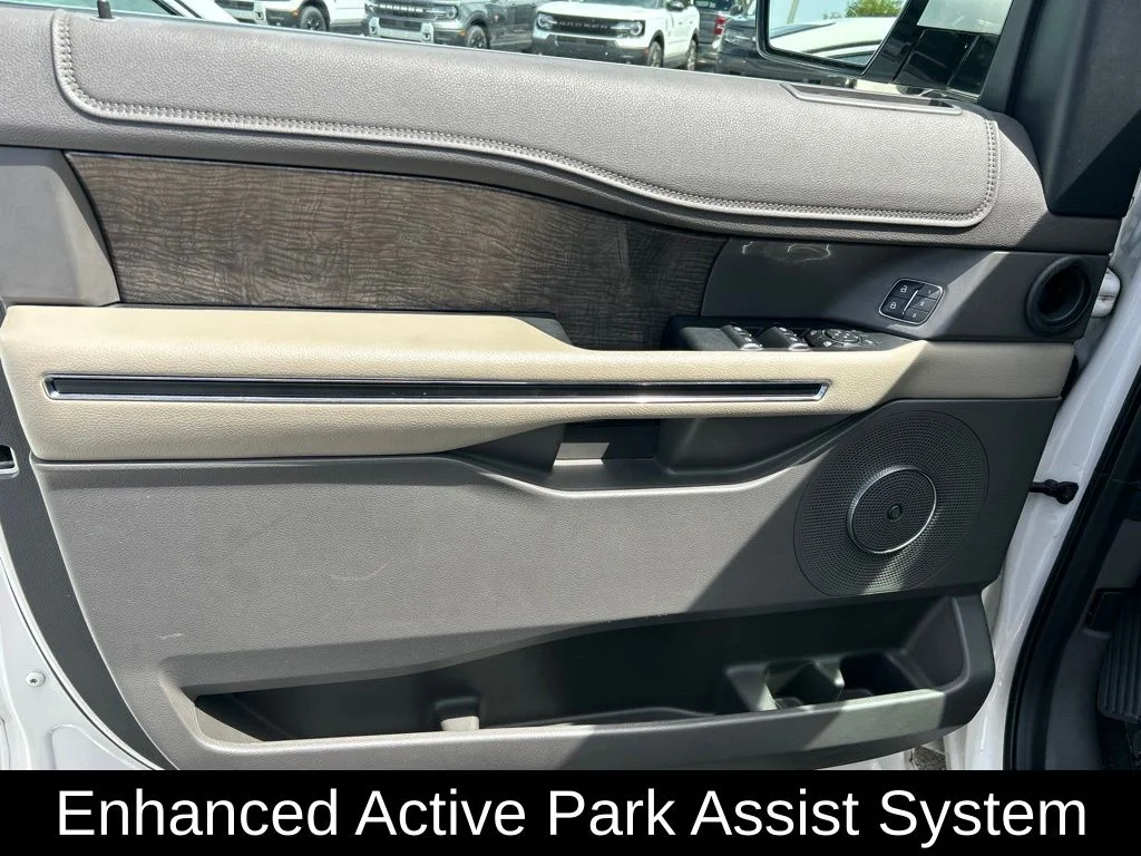Used 2019 White Platinum Clearcoat Metallic Ford Limited image 17