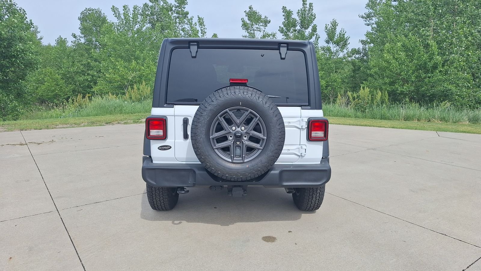 New 2026 Bright White Clear-Coat Exterior Paint Jeep Sport S image 4