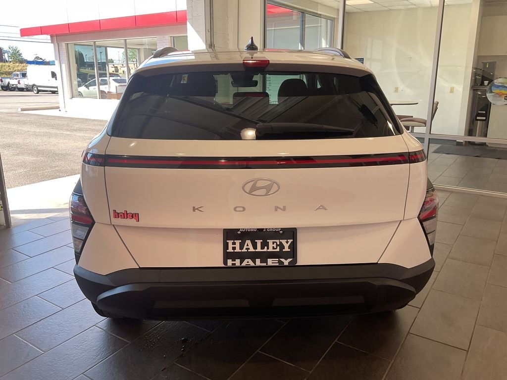 Used 2025 White Hyundai SEL image 7