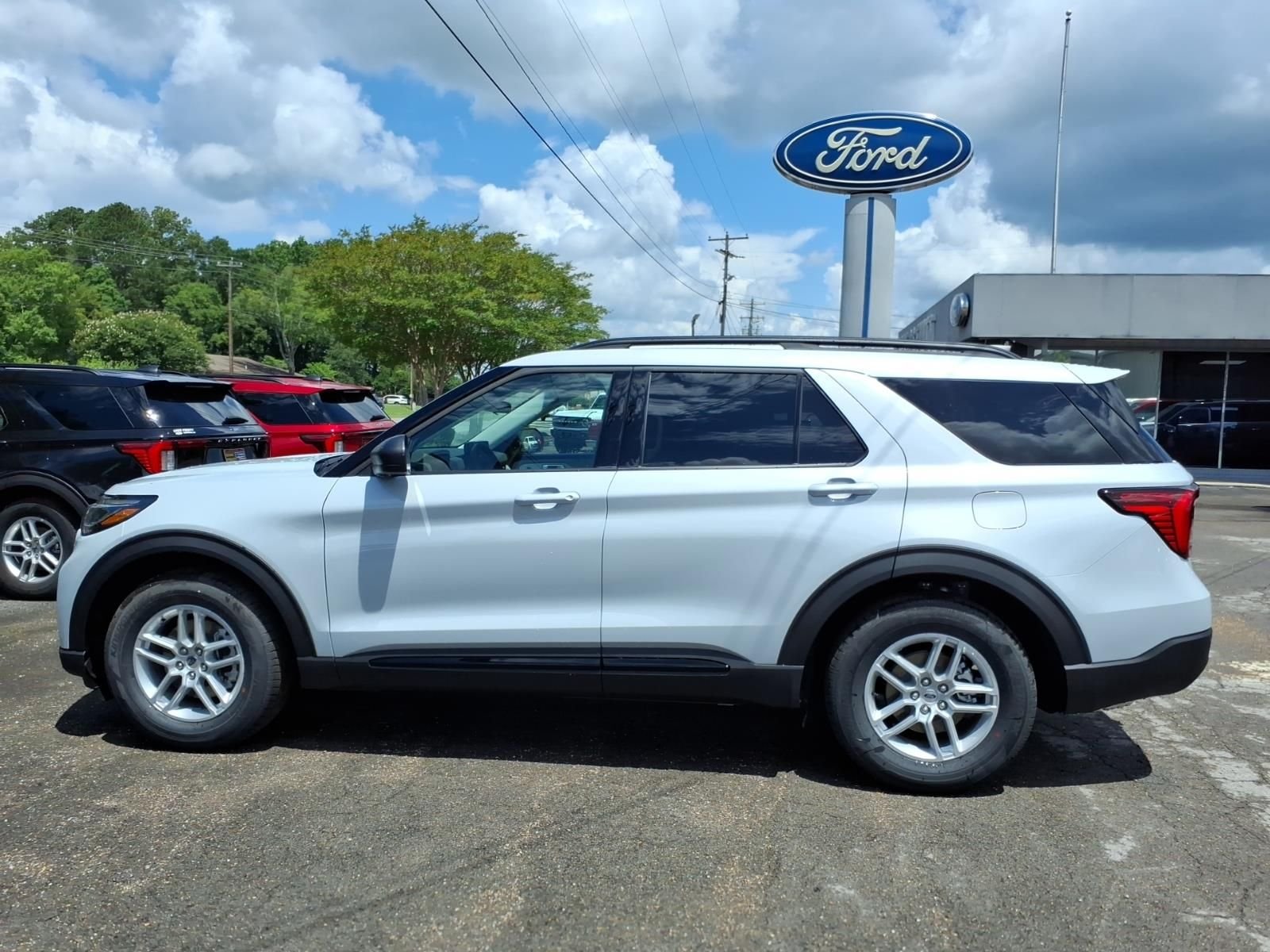 New 2026 Space White Metallic Ford Active image 2
