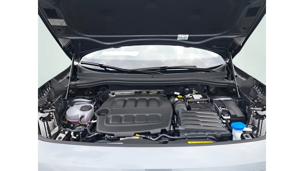 2025 Volkswagen Tiguan SE - Photo 23