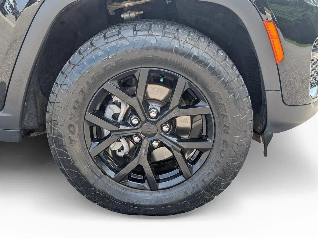 Used 2025 Black Jeep Altitude X image 5