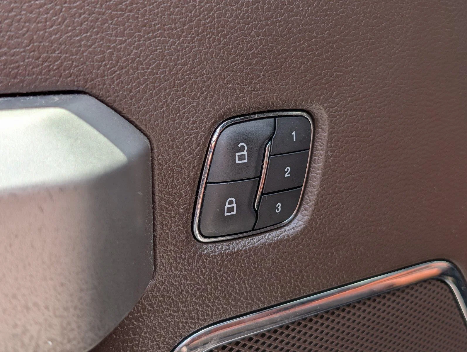 Used 2019 White Platinum Metallic Tri-Coat/Stone Gray Ford King Ranch image 17