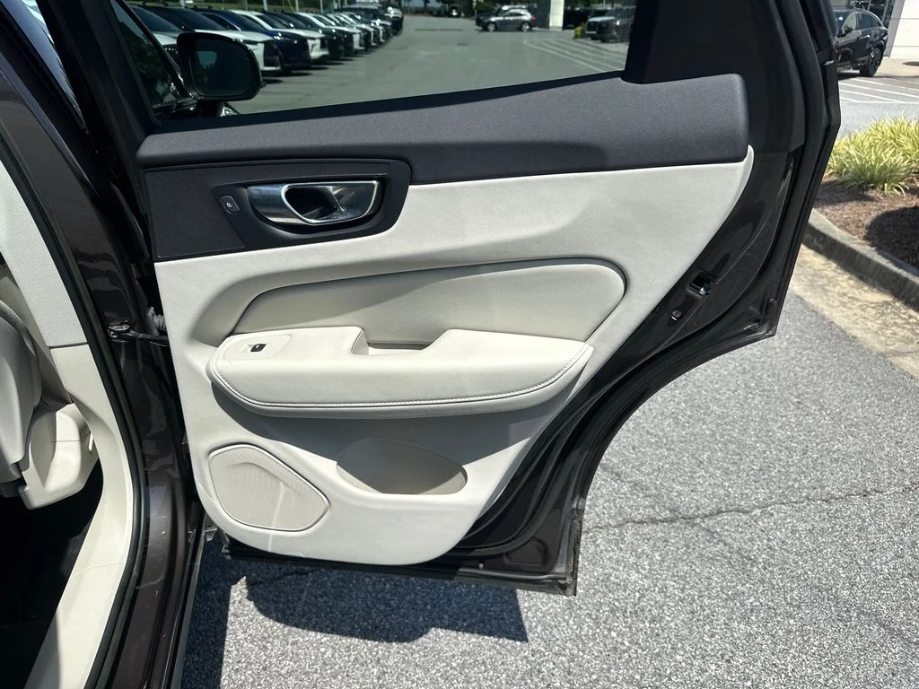 Used 2023  Volvo T8 Core Bright Theme image 14