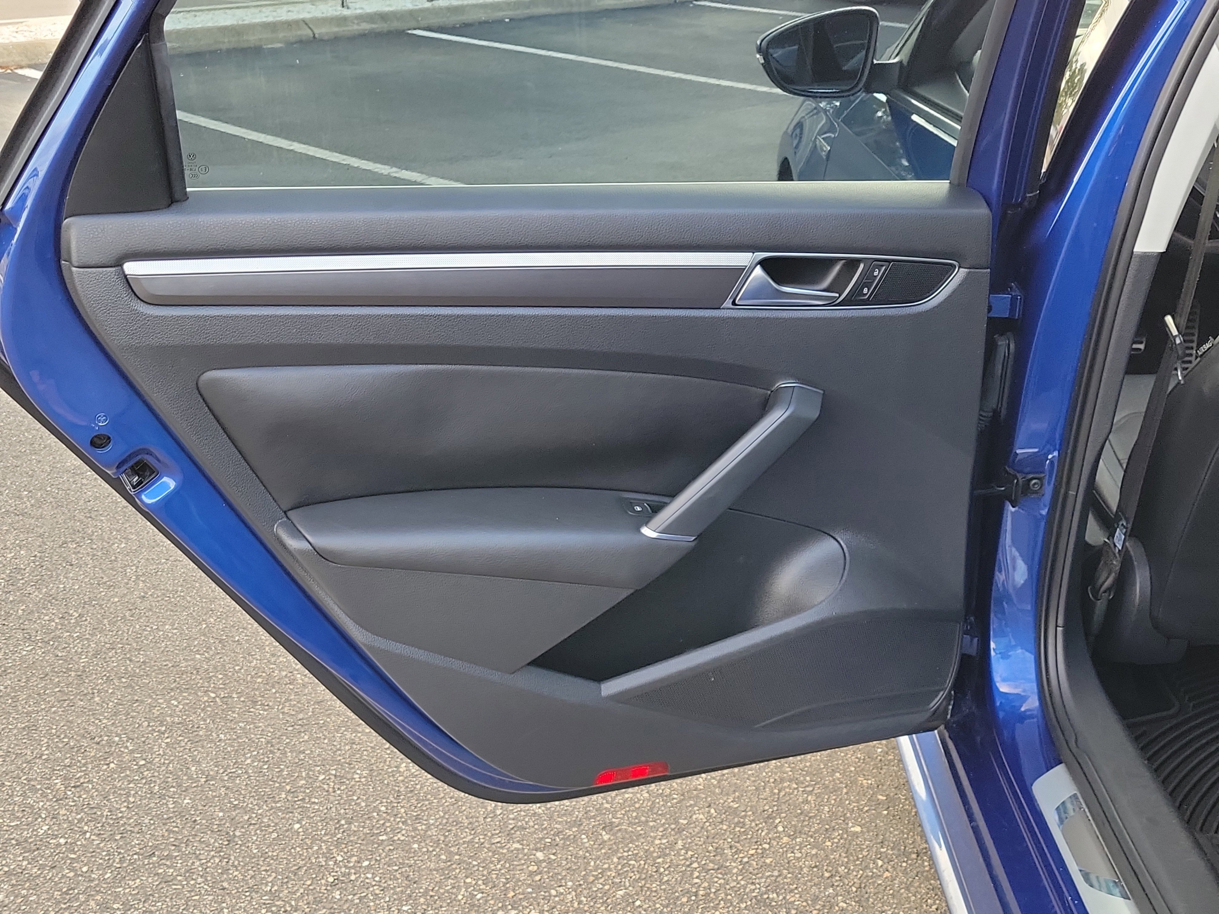 Used 2017 Reef Blue Metallic Volkswagen R-Line w/Comfort Pkg image 12