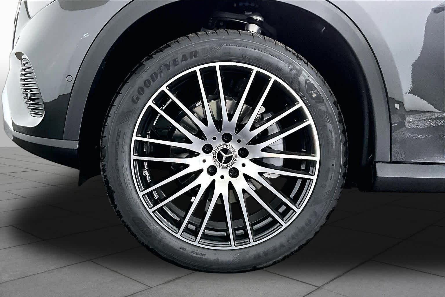 New 2027 Graphite Grey Metallic Mercedes-Benz GLC 300 image 18