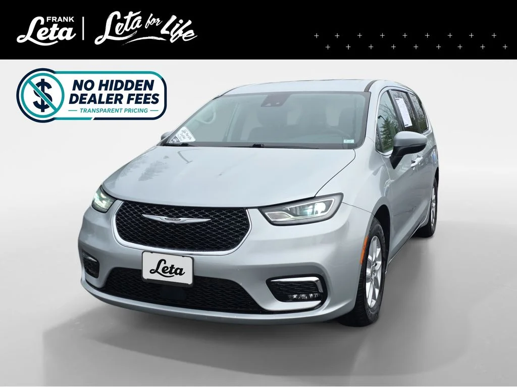 2023 Chrysler Pacifica Touring L's photo