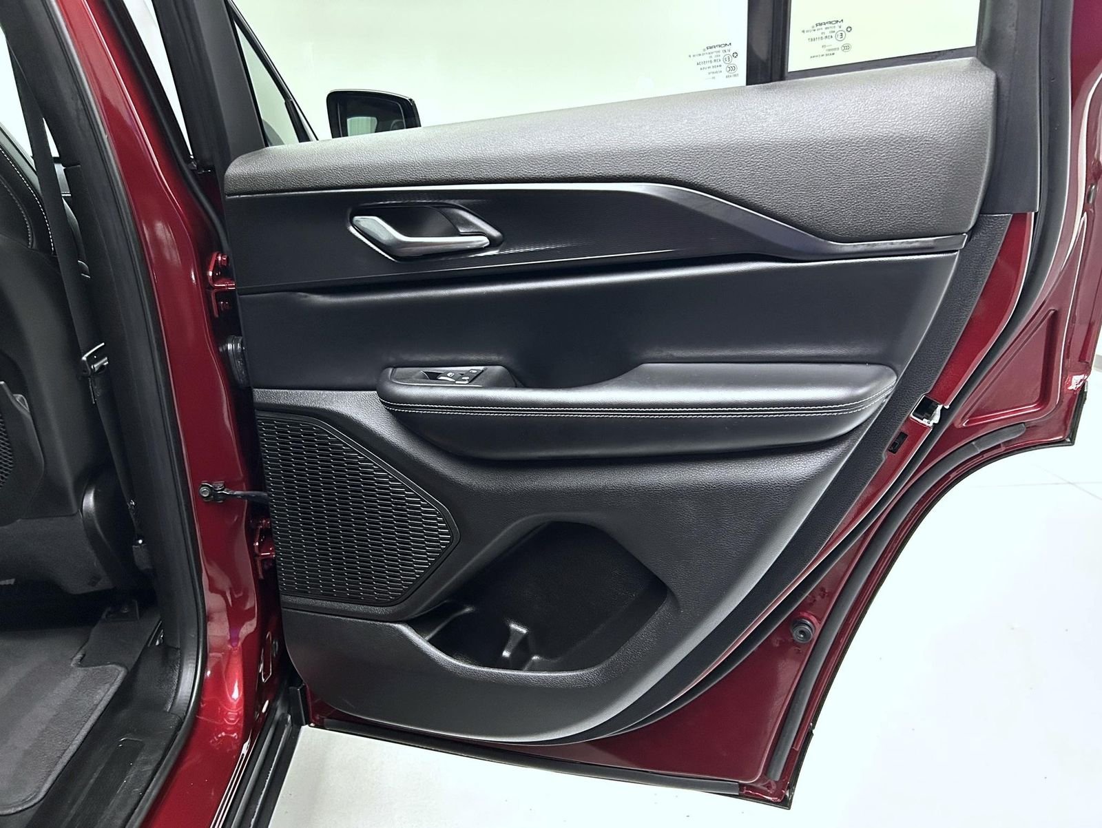 New 2025 Velvet Red Pearl-Coat Exterior Paint Jeep Altitude X image 17