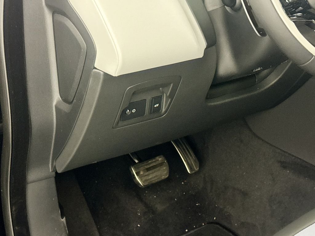 New 2026 Santorini Black Land Rover Dynamic SE image 10