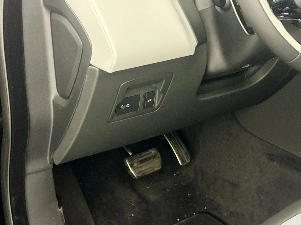 New 2026 Santorini Black Land Rover Dynamic SE image 10