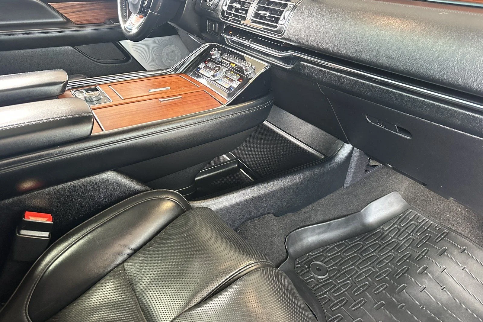 Used 2019 White Platinum Clearcoat Metallic Lincoln Reserve image 12