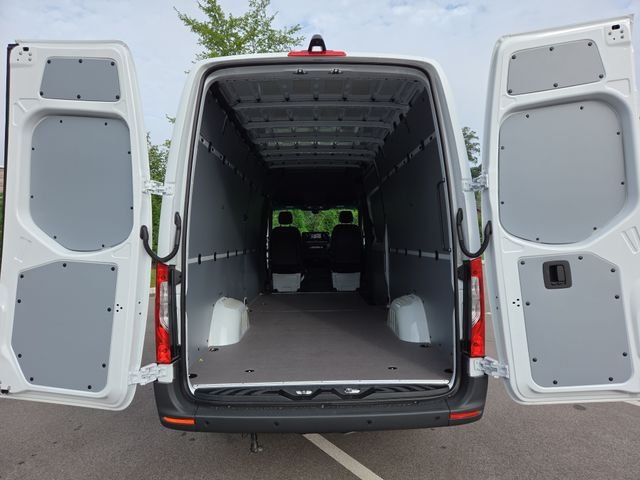 New 2026 Arctic+White Mercedes-Benz Cargo 170 WB image 33