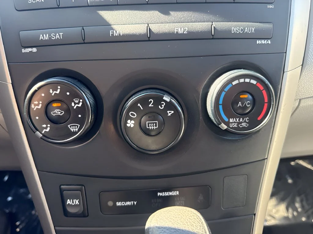 Used 2009 Silver Toyota LE image 16