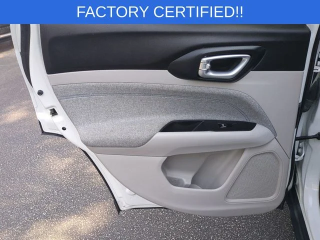 Used 2024 White Jeep Latitude image 27