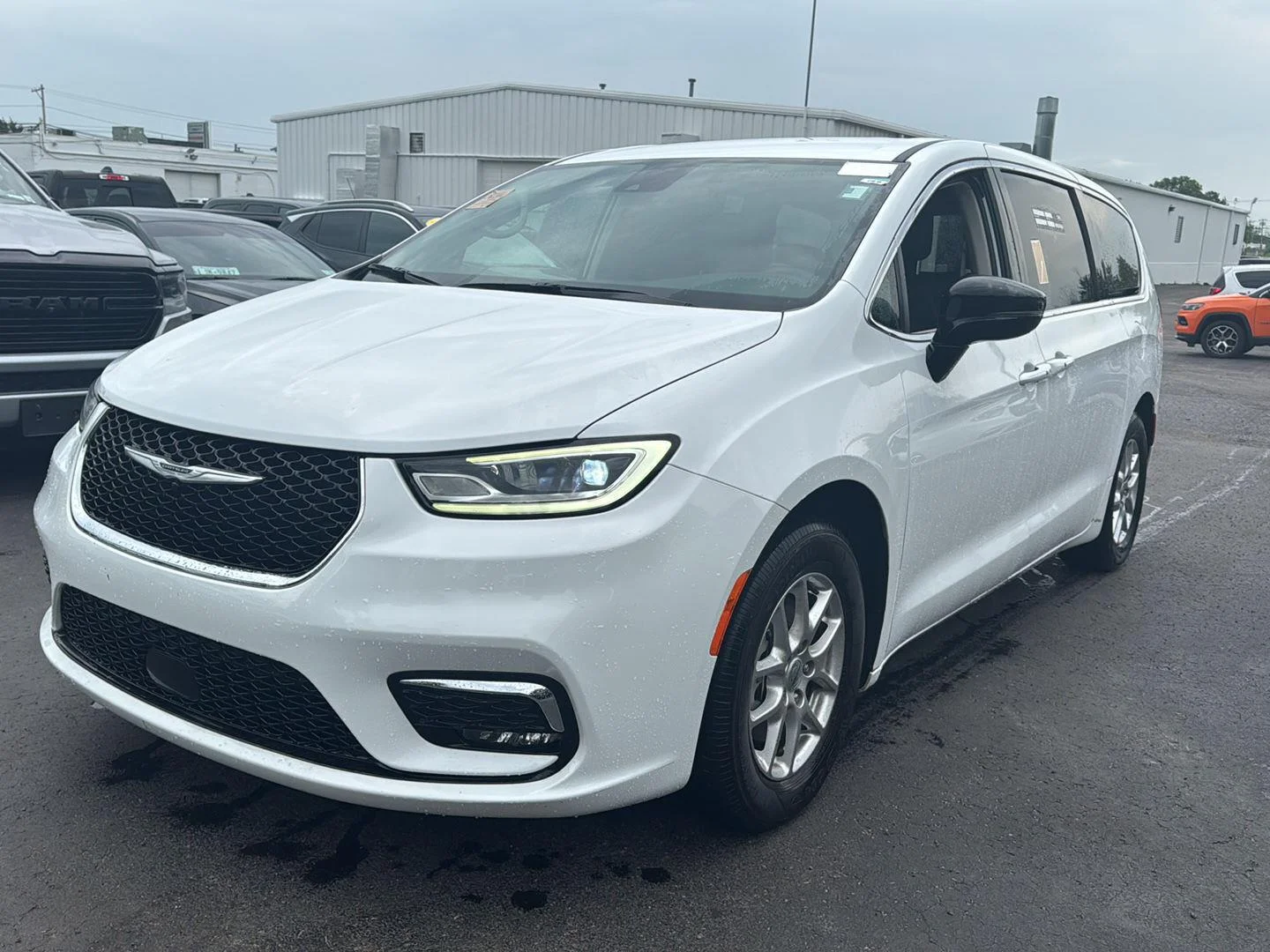 Used 2024 Bright White Clearcoat Chrysler Touring L image 13
