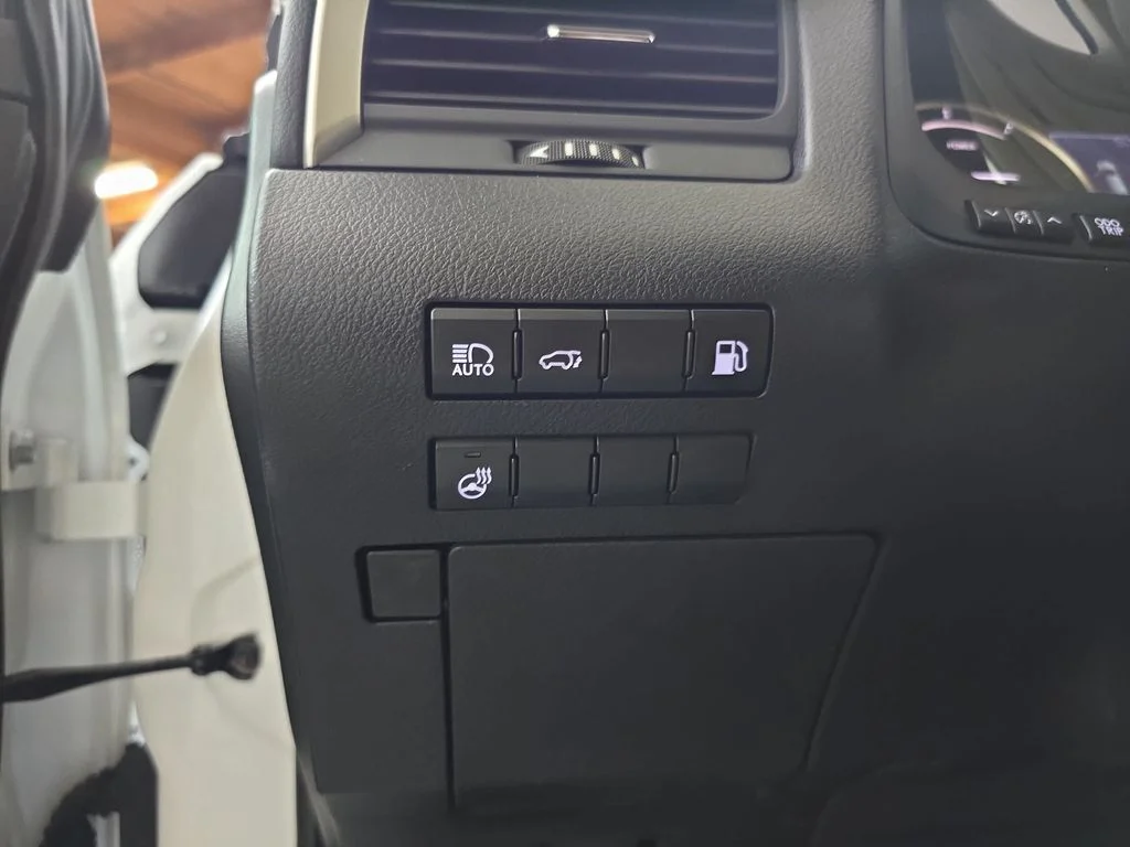 Used 2022 White Lexus 450h image 27