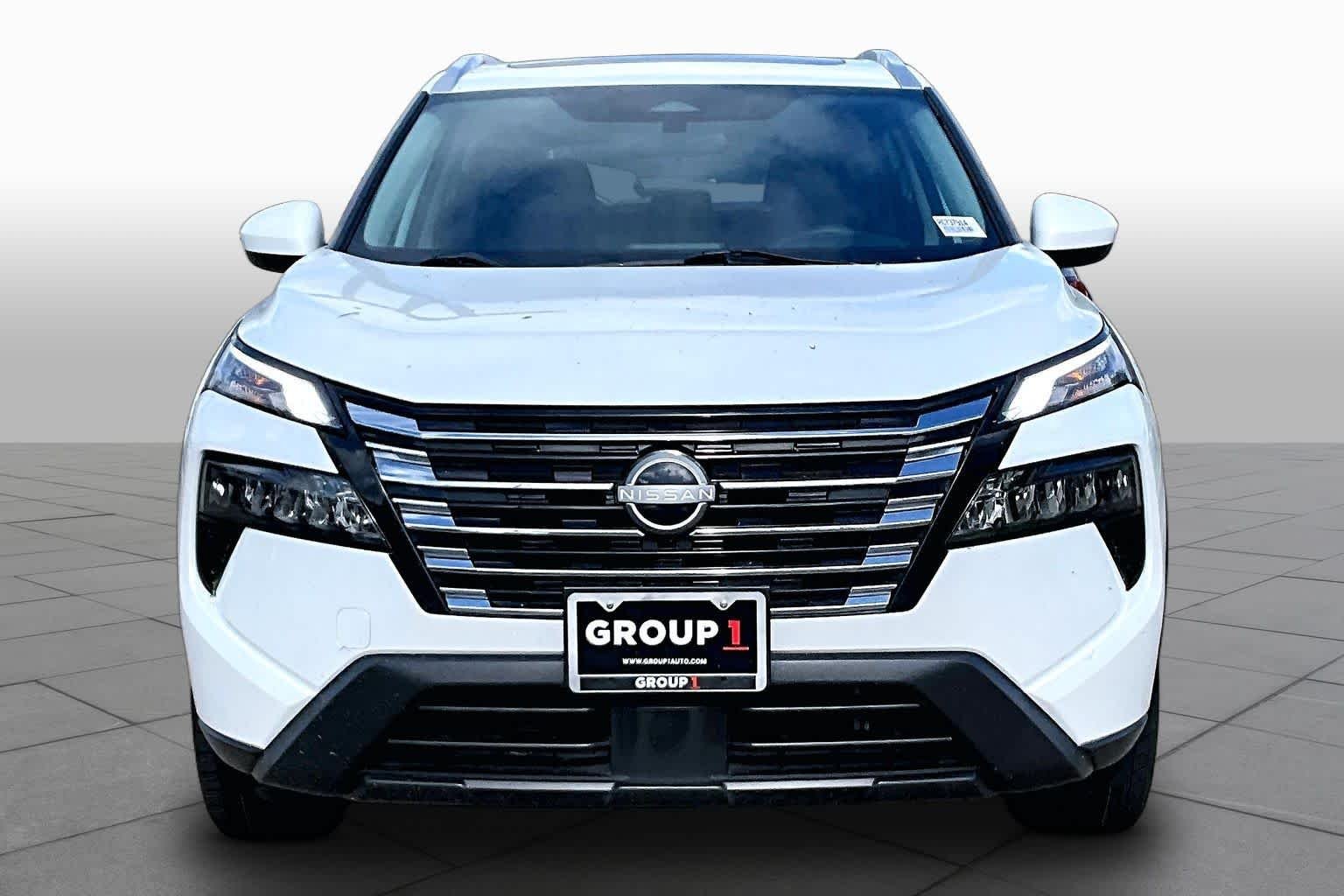 Used 2024 Everest White Pearl Nissan SV image 4