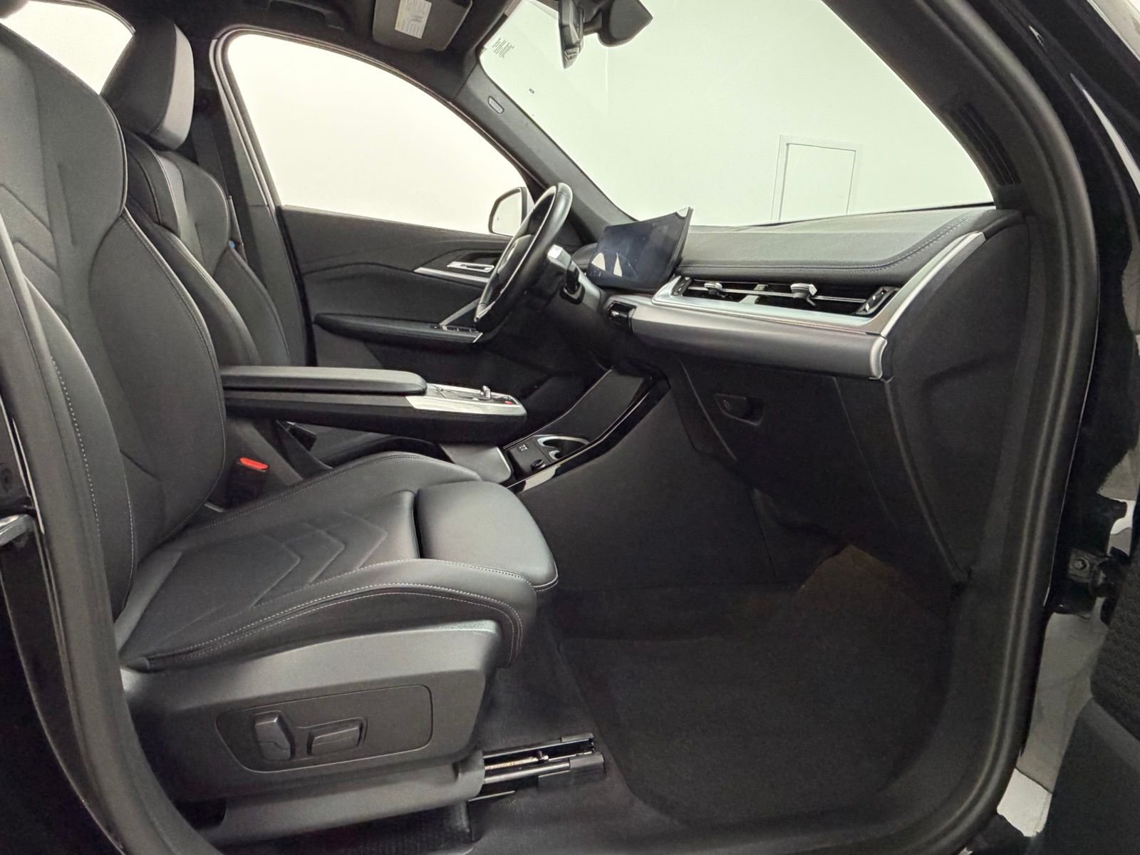 Used 2023 Black Sapphire Metallic BMW xDrive28i image 39