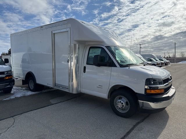 New 2025 Summit White Chevrolet 2WT image 4