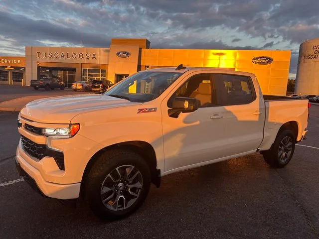 Used 2025 Summit White Chevrolet RST image 4