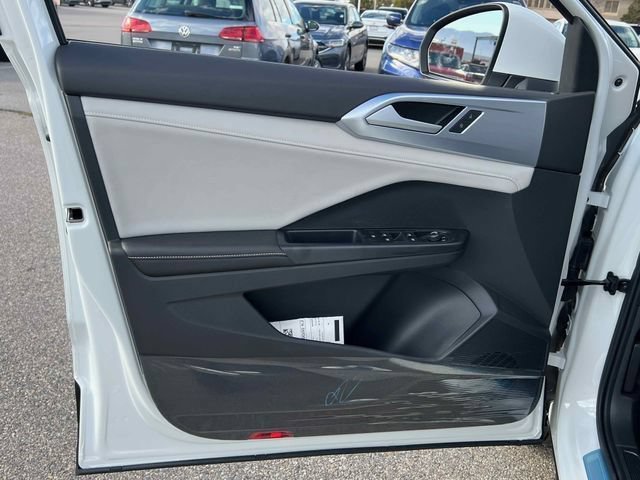 New 2026 Pure White Volkswagen SE image 15