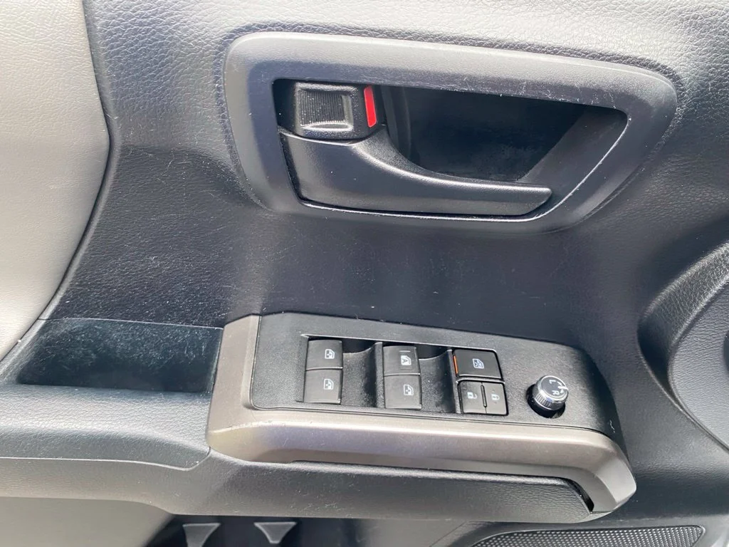 Used 2018 Silver Toyota SR5 image 21