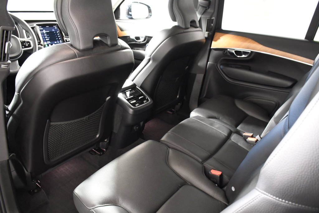 Used 2023 Onyx Black Metallic Volvo B6 Plus 7-Seater image 26