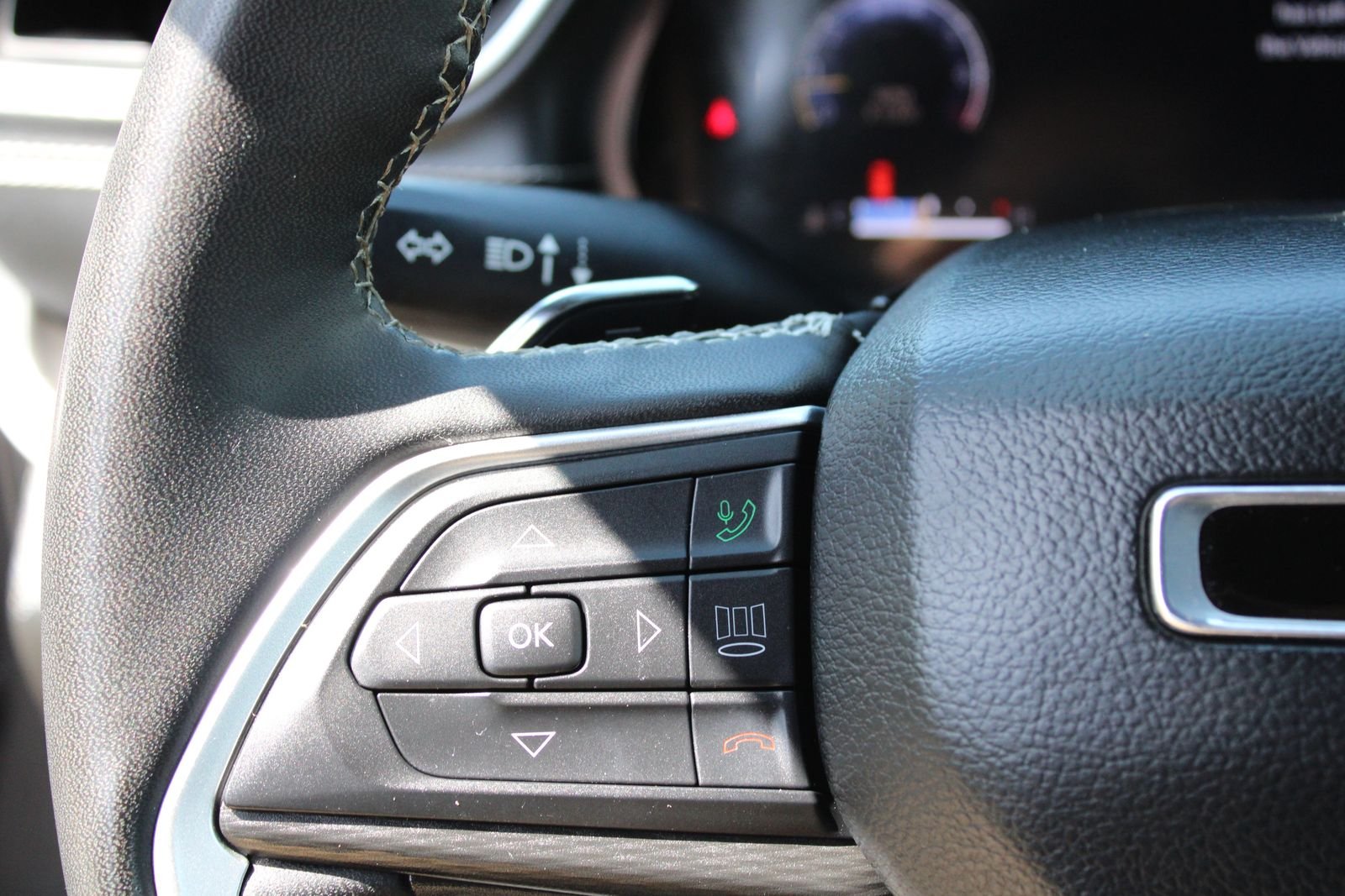 Used 2024 Gray Jeep Altitude image 31