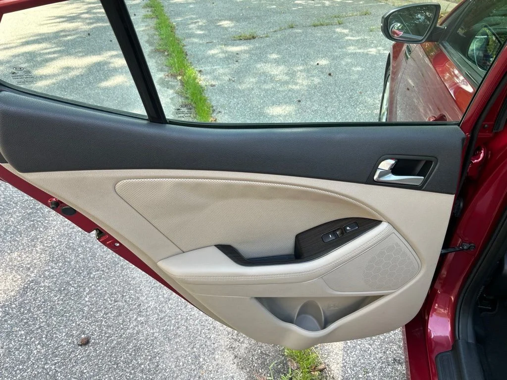 Used 2015 Red Kia EX image 25